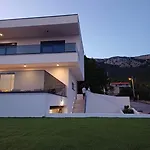La Mar Villa *
